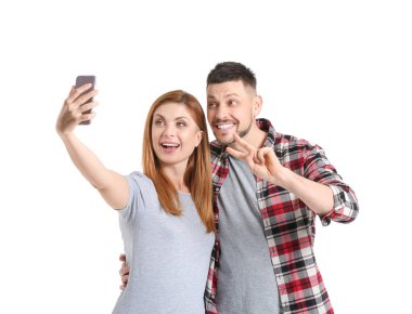 Beyaz arka plan üzerinde çift alarak selfie