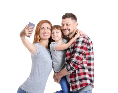 Aile beyaz arka planda selfie çekiyor.