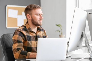 Ofiste çalışan erkek programcı