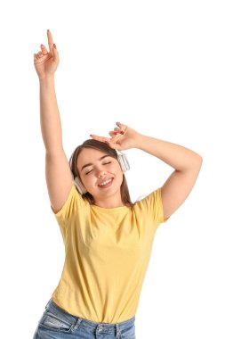 Beyaz arka planda müzik dinleyen güzel genç bir kadının portresi.