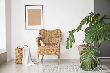 Hasır koltuklu modern odanın içi