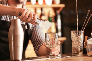 Barda kokteyl yapan erkek barmen.