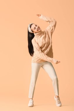 Güzel genç kadın renk arka plan karşı dans