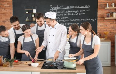 Aşçılık kursunda erkek şef ve bir grup genç.