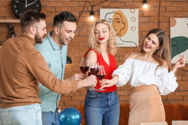 Gençler evde parti veriyor.