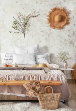 İçinde bahar çiçekleri olan güzel, modern bir yatak odası.