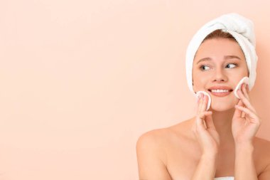 Renkli pamuklu pedleri olan güzel genç bir kadın.