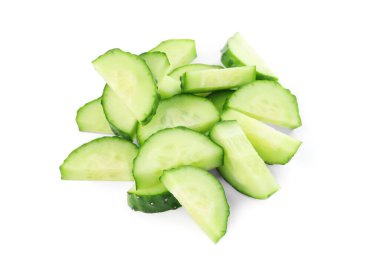 Beyaz arkaplanda yeşil kesilmiş salatalık