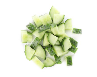 Beyaz arkaplanda yeşil kesilmiş salatalık