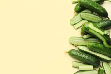 Renk arkaplanında yeşil salatalıklar