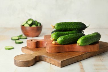 Masada yeşil salatalık var.