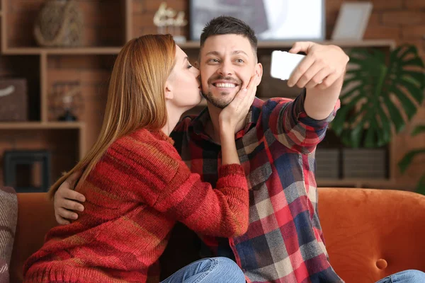 Pareja Feliz Tomando Selfie Casa — Foto de Stock