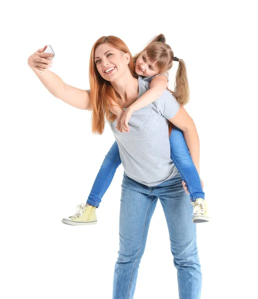 Mulher Sua Filhinha Tomando Selfie Fundo Branco — Fotografia de Stock