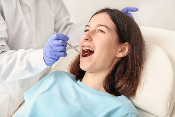 Девочка Подросток Зубными Скобками Посещает Ортодонта Клинике — стоковое фото