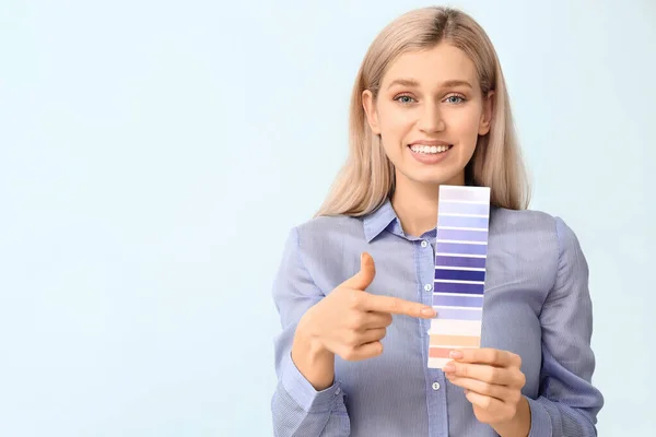 Jonge Vrouw Met Kleurenpalet Achtergrond — Stockfoto