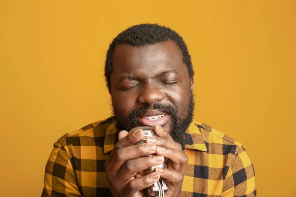 Αρσενικό Αφρο Αμερικανός Τραγουδιστής Στο Φόντο Χρώμα — Φωτογραφία Αρχείου