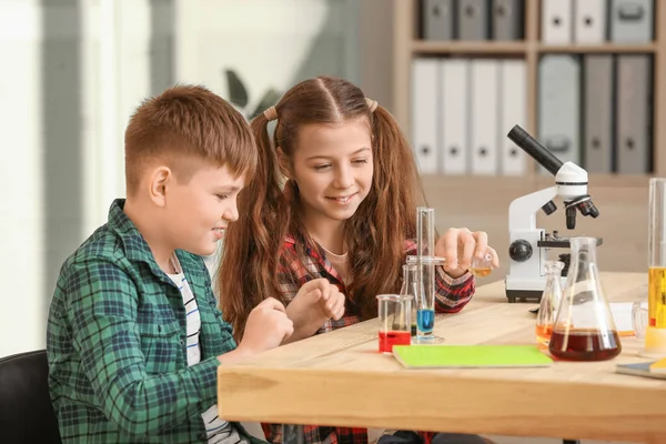 Leuke Kleine Kinderen Scheikundeles Klas — Stockfoto