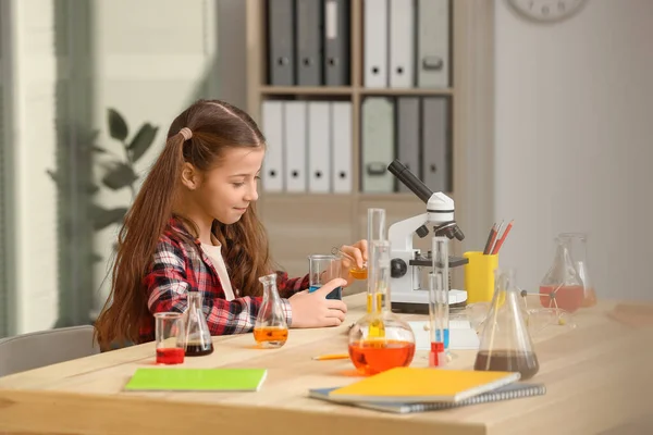 Schattig Klein Meisje Scheikundeles Klas — Stockfoto