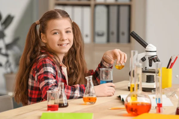 Linda Niña Lección Química Aula — Foto de Stock