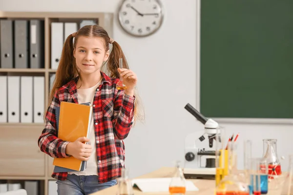 在课堂上上上上化学课的小女孩很可爱 — 图库照片