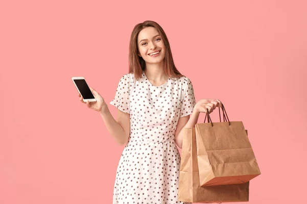 Giovane Donna Con Cellulare Shopping Bag Sfondo Colori — Foto Stock