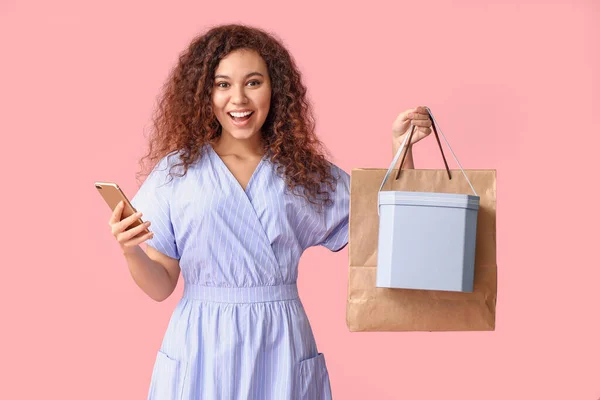 Jonge Vrouw Met Mobiele Telefoon Boodschappentas Doos Kleur Achtergrond — Stockfoto