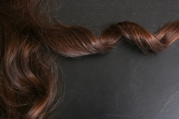 Σγουρά Γυναικεία Μαλλιά Σκούρο Φόντο — Φωτογραφία Αρχείου