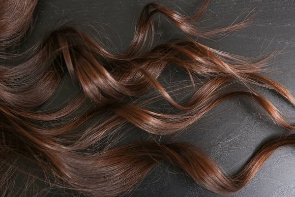 Σγουρά Γυναικεία Μαλλιά Σκούρο Φόντο — Φωτογραφία Αρχείου
