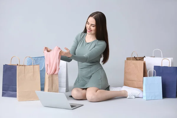 Mujer Joven Con Portátil Bolsas Compras Sobre Fondo Gris —  Fotos de Stock