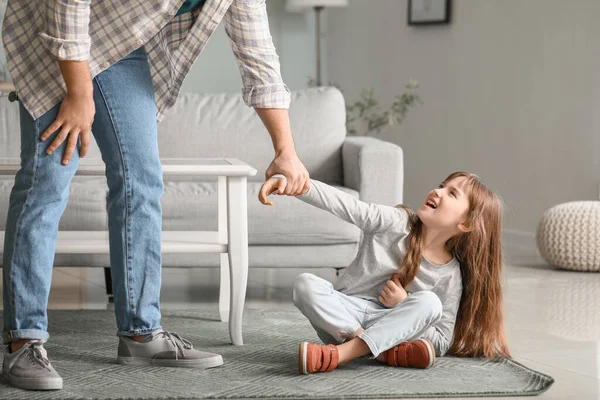 Wütender Vater Bedroht Seine Tochter Hause — Stockfoto