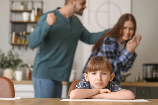 Triest Klein Meisje Haar Ruziënde Ouders Thuis — Stockfoto