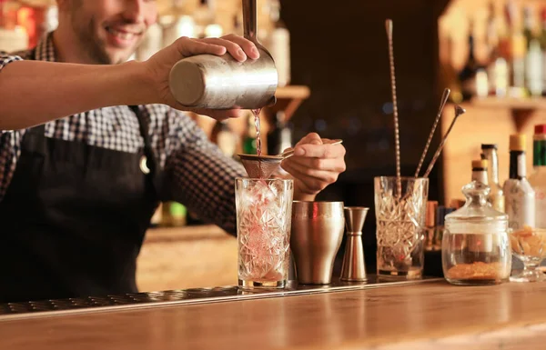 Bartender Making Cocktail Pub — Stock Photo, Image