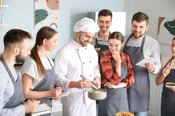 Männlicher Koch Und Gruppe Junger Leute Bei Kochkursen — Stockfoto