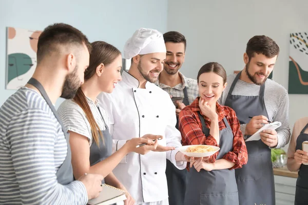 Manlig Kock Och Grupp Ungdomar Matlagningskurser — Stockfoto