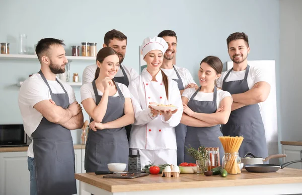 Köchin Und Gruppe Junger Leute Bei Kochkursen — Stockfoto