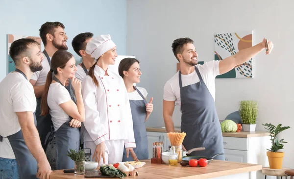 Köchin Und Gruppe Junger Leute Machen Selfie Bei Kochkursen — Stockfoto