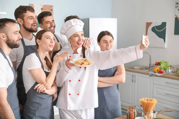 Köchin Und Gruppe Junger Leute Machen Selfie Bei Kochkursen — Stockfoto
