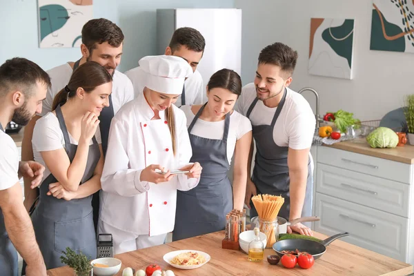 Женский Шеф Повар Группа Молодых Людей Время Кулинарных Занятий — стоковое фото