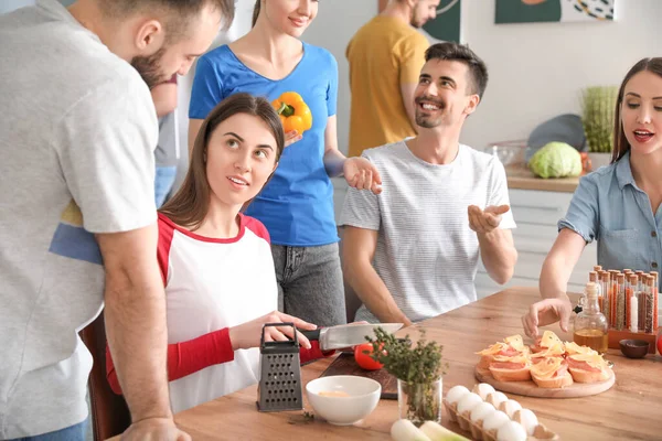 Junge Freunde Kochen Gemeinsam Hause — Stockfoto