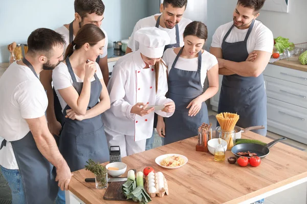 Женский Шеф Повар Группа Молодых Людей Время Кулинарных Занятий — стоковое фото