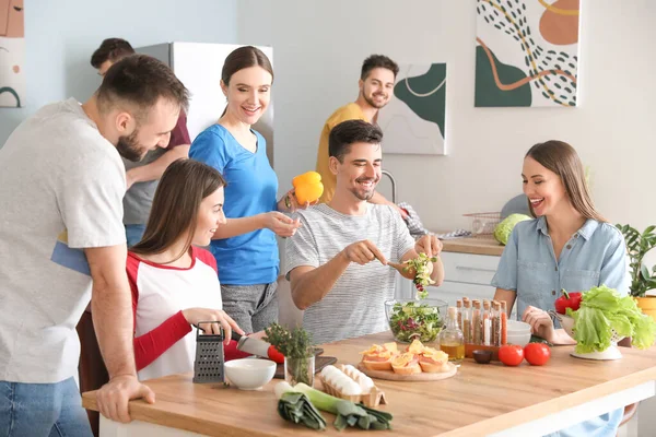 Jovens Amigos Cozinhar Juntos Casa — Fotografia de Stock