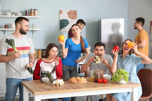 Junge Freunde Haben Spaß Beim Gemeinsamen Kochen Hause — Stockfoto