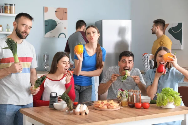 Junge Freunde Haben Spaß Beim Gemeinsamen Kochen Hause — Stockfoto