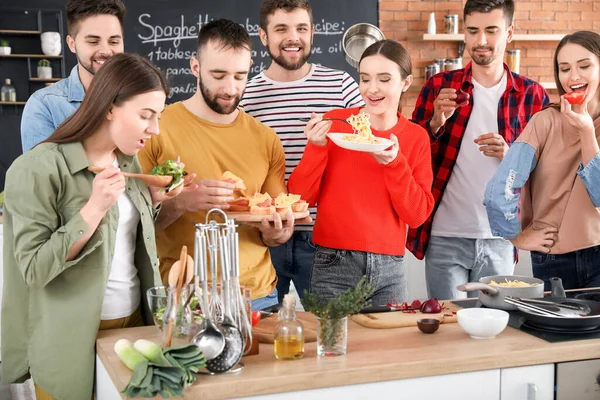 Junge Freunde Kochen Gemeinsam Hause — Stockfoto