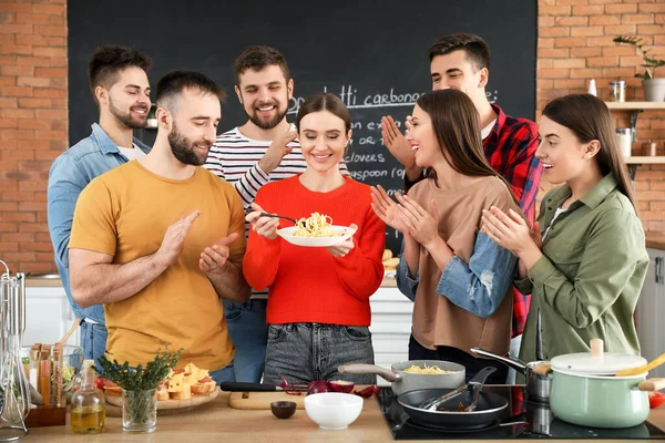 Junge Freunde Kochen Gemeinsam Hause — Stockfoto