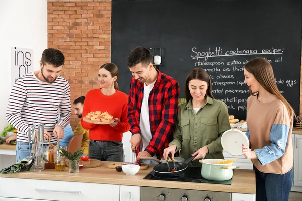 Junge Freunde Kochen Gemeinsam Hause — Stockfoto