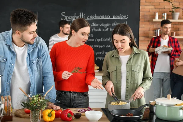 Unge Venner Som Lager Mat Sammen Hjemme – stockfoto