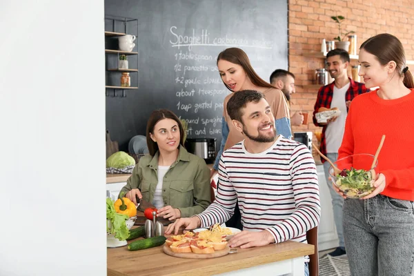 Jóvenes Amigos Cenando Juntos Casa — Foto de Stock