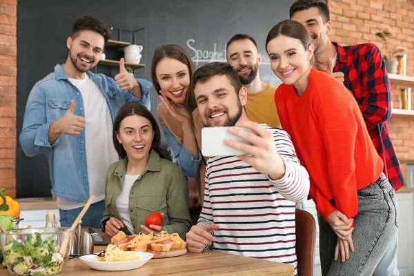 Jovens Amigos Tomando Selfie Enquanto Cozinham Juntos Casa — Fotografia de Stock