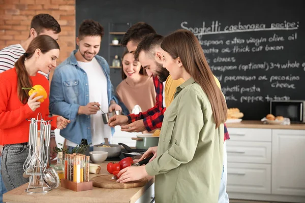 Junge Freunde Kochen Gemeinsam Hause — Stockfoto